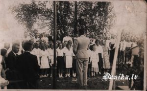 Sikšņu koris bērnības svētkos Dunikā “ Ciemiņu“ dārzā. Vadītājs- Jānis Veisbuks