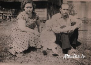 Skolotāja, vēsturniece, dramatiskā un deju kolektīva vadītāja Mirdza Mitriņa ar vīru Pēteri Pieči un meitu 