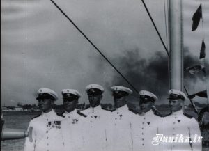 Zemūdenes "Ronis" virsnieku un instruktoru grupa pēc apbalvošanas ar Viestura ordeņa zīmi. Miķelis Tolks otrais no labās. 1939. gads