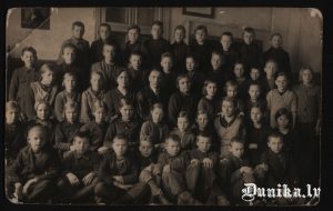 Sudargu 1. pamatskolas skolēni ar pārzini Jāni Veisbuku 1937. gads.