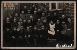 Sietiņu skolas audzēkņi pie skolas 1926. gadā. Pirmā no labās- Vairas Vīķes Freibergas Māte Marija Raņķe.