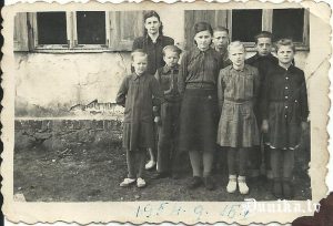 • Pie Dunikas-Sudargu I pakāpes pamatskolas 1954. gada 15. maijā. Viss klases kolektīvs beidzot 4. klasi. Klases audzinātāja A. Haritonova (Kukuka). No kreisās: Veisbuka Emīlija, Aigars Alberts, Sleže Natālija, Drēža (?) Miķelis (?), Bruže Velta, Štībelis Vilnis, Sproģe Aira. 
