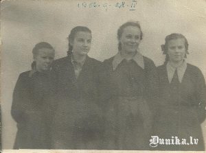  • Pie Sikšņu skolas 1956. gada 28. aprīlī. No kreisās: Veisbuka Emīlija, Ķupe Ausma, Brizga A., Pātare Valija.