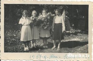  • Sikšņu skolas 7. klases izlaidumā 1957. gada jūnijā. No kreisās: Aškāja Vilma, Veisbuka Emīlija, Kundziņa Ausma, Sīkle Ārija.