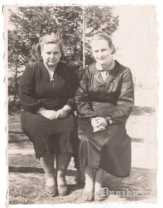 Mācību daļas vadītājas- Mirdza Mitriņa - Pieče 1955/56 m. g. (no kreisās), Velta Graikste 1958/59 m. g. Foto J.Intenbergs,
