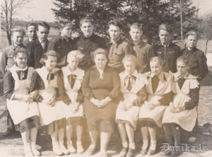 7. klases kolektīvs ar audzinātāju Mīrdzu Pieči. Foto J. Intenbergs.