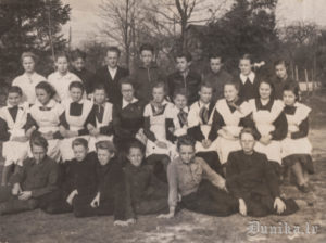 1958/59. mācību gada 6. klase ar audzinātāju Vilmu Raņķi.