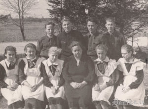 Novadpētniecības pulciņš 1958. gadā. Pulciņa vadītāja Pieče ar novadpētniekiem - instruktoriem. Foto J. intenbergs.