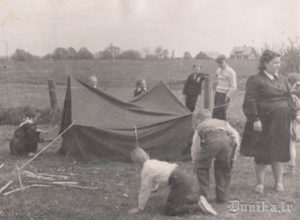 3.klases komanda sacenšas telts uzcelšanā. Foto Janaitis.