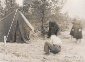7. klases skolēni mācās celt telti. Foto Intenbergs.