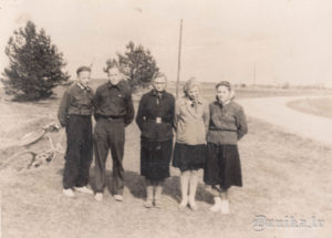 1959. gads. 7.klases skolēni tūrisma nodarbībās. Foto J. Intenbergs.