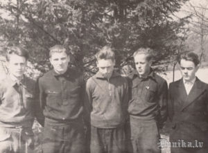 1958/59 mācību gada labākie sportisti. No kreisās - Imants Janaitis, Jānis Intenbergs, Gunārs Piečis, Jānis Piķelis, Ēriks Jakubovskis. Foto Zeme.