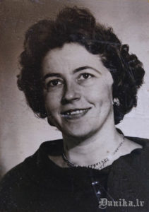 Austra Cvībele - Krūmiņa, Sikšņu skolas pionieru vadītāja 1949. – 1950. gadā.