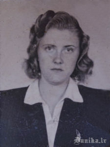 Velta Blunova - Lasmane, Sikšņu skolas pionieru vadītāja 1954. – 1955. gadā