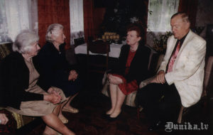 Vaira Vīķe un Imants Freibergi kopā ar mātes Marijas Raņķes bērnības draudzenēm (no kreisās)- Annu Saliņu un Katrīnu Grauduži