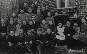 Sietiņu skolas audzēkņi pie skolas 1926. gadā. Pirmā no labās- Vairas Vīķes Freibergas Māte Marija Raņķe.