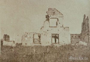 Dzimtās mājas “Brizgas”- drupas pēc kara.