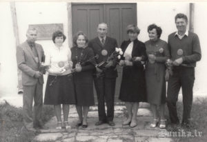 1950. gada absolventu tikšanās Sikšņu skolā. No kreisās- Jānis Ziemelis, ---- ----, Alma Aigare, direktors Jānis Veisbuks, Dzidra Janeka, Brigita Straume, Artūrs Tiļugs.