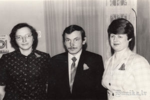 1954. gada absolventi salidojumā- Biruta Ozola, Jānis Pese un Dzintra Bodniece.