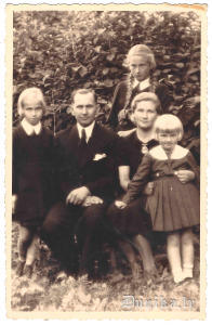 Jānis Krīgens ar ģimeni. No kreisās - vidējā meita Skaidrīte (Jaunarāja; 1934-2004), J. Krīgens, viņa sieva Elfrīda (dzim. Liepiņa, 1907 - 1970), līdzās jaunākā meita Maija (1939), aiz muguras vecākā meita Mirdza (Vanaga, 1930 - 2019). Attēls uzņemts 1944. gadā Lizumā. 