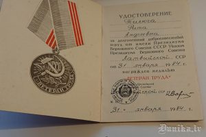 Apliecība Ritas Tiļugas medaļai “PSRS darba veterāns”.