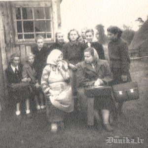 Sikšņu 7 gadīgās skolas 7. klases kolektīvs sarunā au Ilzi Ķudi. 1958. gada 8. oktobrī.