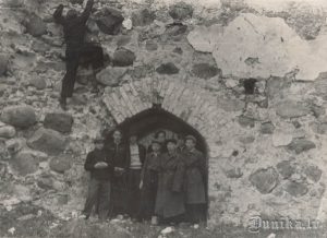 Sikšņu skolas skolēnu grupa pie Embūtes pilskalna 1959. gadā.