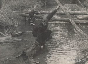 Intenbergs Jānis noķer zivi Joda dambī 1959. gadā.