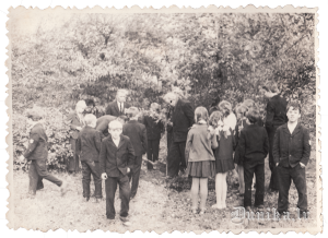 2.pasaules kara dalībnieki padomju armijas pusē kopā ar Sikšņu skolas pionieriem stāda kociņus pie skolas.