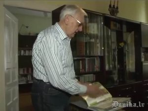 Ģedimins Salmiņš ar savu Rucavas vēstures manuskriptu.