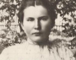 Sikšņu ciema teicēja Katrīna Kurzeme (dz. 24.06.1887. Rucavas pagastā - m. 13.10.1975., vecāki: Jānis Bergmanis un Katrīna dz. Brušvite). Foto 1909. gadā