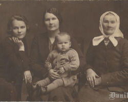 Katrīnas Kurzemes ģimene. Vecākā meita Anna Alvīne, prec. Lūsis (dz. 05.03.1908. Dunikas pagastā – m. 01.11.1976. Melburnā, Austrālijā), Katrīna Kurzeme (dz. 24.06.1887. Rucavas pagastā - m. 13.10.1975. Latvijā) ar mazdēlu, vēlāko keramikas darbnīcas „Gunda” īpašnieku Gundaru Zigurtu Lūsi (dz. 13.05.1928. Latvijā – m. 02.01.1996. Austrālijā), un Katrīnas Kurzemes māte Katrīna Bergmane dzim. Brušvite.