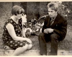 Rita un Ilmārs Bērziņi Blīdenes Tušķu kapos pie Jāņa Putras kapa plāksnes.