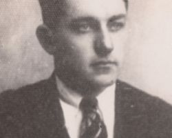 Miķelis Lanka
1916.- 1945.
Miķelis Lanka Klāva dēls dzimis 1916. gada 19. jūnijā Dunikas pagasta “Siksnās”. Laukstrādmieks. No 1943. gada rudens līdz 1944. gada 10. oktobrim, kad Sikšņus ieņēma padomju armija dzīvoja nelegāli mežā Sikšņu apkārtnē un darbojās pretošanās grupā kopā ar Ataugu, kurš kādā sadursmē kritis, Ādolfu Brizgu no “Jaunsaimniekiem”, Arvīdu Kundziņu no “Ziediņiem”. Miris 1945. gada 23. maijā Jelgavas slimnīcā no frontē gūtiem ievainojumiem. Apbedīts Jelgavas garnizona kapos.