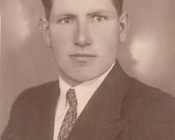 Žanis Vīrāts
Otto dēls dzimis 1919. gadā Sikšņu ciemā. Četru klašu izglītība. Strādājis kā laukstrādnieks un gadījuma darbus. No 1945. gada janvāra līdz martam Padomju armijā. Kritis kaujās pie Blīdenes, miris pēc smaga ievainojuma.