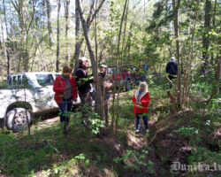 Ekspedīcijas dalībnieki aplūko 2. pasaules kara tranšejas Bārtas upes krastā. Tās labi redzamas. Tiek fiksēti posmi, kuros taps ieteikums tās saglabāt.