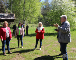 Ekspedīcijas dalībnieki Latvijas valsts mežu jau ierīkotā atpūtas vietā - iespējamās dabas un vēstures izziņas takas sākums.