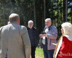 Ekspedīcijas dalībnieki iespējamās kājāmgājēju takas sākumpunktā. Piekļuve kaut ar vislielāko busu.