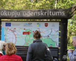 Jau labiekārtota atpūttas vieta un informatīvs stends pie Dūkupju ūdenskrituma.