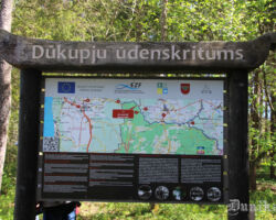 Dūkupju ūdenskrituma informatīvais stends.