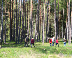 Ejam skatīt  ierakumus un bunkura vietas Bārtas krastā.