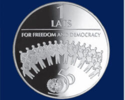 LV 1 lata Apvienoto Nāciju organizācijas 50 gadadienas jubilejas monēta. Kalta 1995.–1996. g. (datējums – 1995) The Royal Mint (Lielbritānija) Mākslinieki: Henrihs Vorkals (grafiskais dizains), Jānis Strupulis (plastiskais veidojums