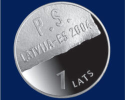 LV 1 lata monēta “Latvija ES” 2004. Monētas reversa augšējā stūrī kā vēstules piebilde (post scriptum) lasāms: "P.S. Latvija – ES. 2004", un šo dokumentu parakstījusi pati Vēsture. Eiropas Savienības abreviatūras "ES" latviskās rakstības divējādā nozīme ļauj sajust: Latvija – tā ir ES, tas esmu ES! Monētas aversā valsts ģerboņa un ieraksta "Latvijas Republika 2004" īpašais vietojums simbolizē jaunu lappusi valsts vēsturē.