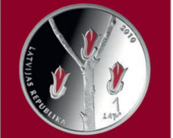 LV 1 lata monēta “Neatkarības deklarācija” 2010. 1990. gada 4. maijs Latvijā bija skaidrs un silts. Pulksten 10.00 sākās Latvijas PSR Augstākās padomes sēde par 1918. gadā dibinātās un kopš 1940. gada okupētās Latvijas Republikas neatkarības atjaunošanu, un skaļš prieka vilnis satricināja Vecrīgu, kad 138 no 195 klātesošajiem deputātiem bija apstiprinājuši savu JĀ vārdu neatkarībai no PSRS.