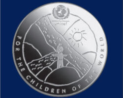 LV 1 lata monēta “Pasaules bērniem” 2000. Krustcelēs stāvot, bērns pasaulei jautā, vai tā gaidījusi viņa atnākšanu un gatava viņu uzņemt.