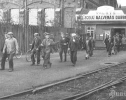 Liepājas dzelzceļnieki beidz pēc maiņas.