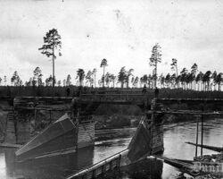 Vīles tilts, 1924. gads. Toreiz 600 mm dzelzceļa tilts pār Bārtas upi, ko 1916. gadā uzbūvēja vācu karaspēks. Šī līnija savienoja Dubeņus ar Rucavu. 1922. gadā tika pagarināta, lai savienotu Liepāju un Rucavu.