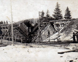 1918. gadā oktobrī ielūzušais Jaunpiebalgas dzelzceļa tilts un avarējusī lokomotīve.
