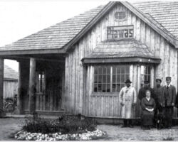 Tā gaida vilcienu Pļavā.