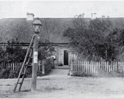 Pielāgota stacijas ēka.